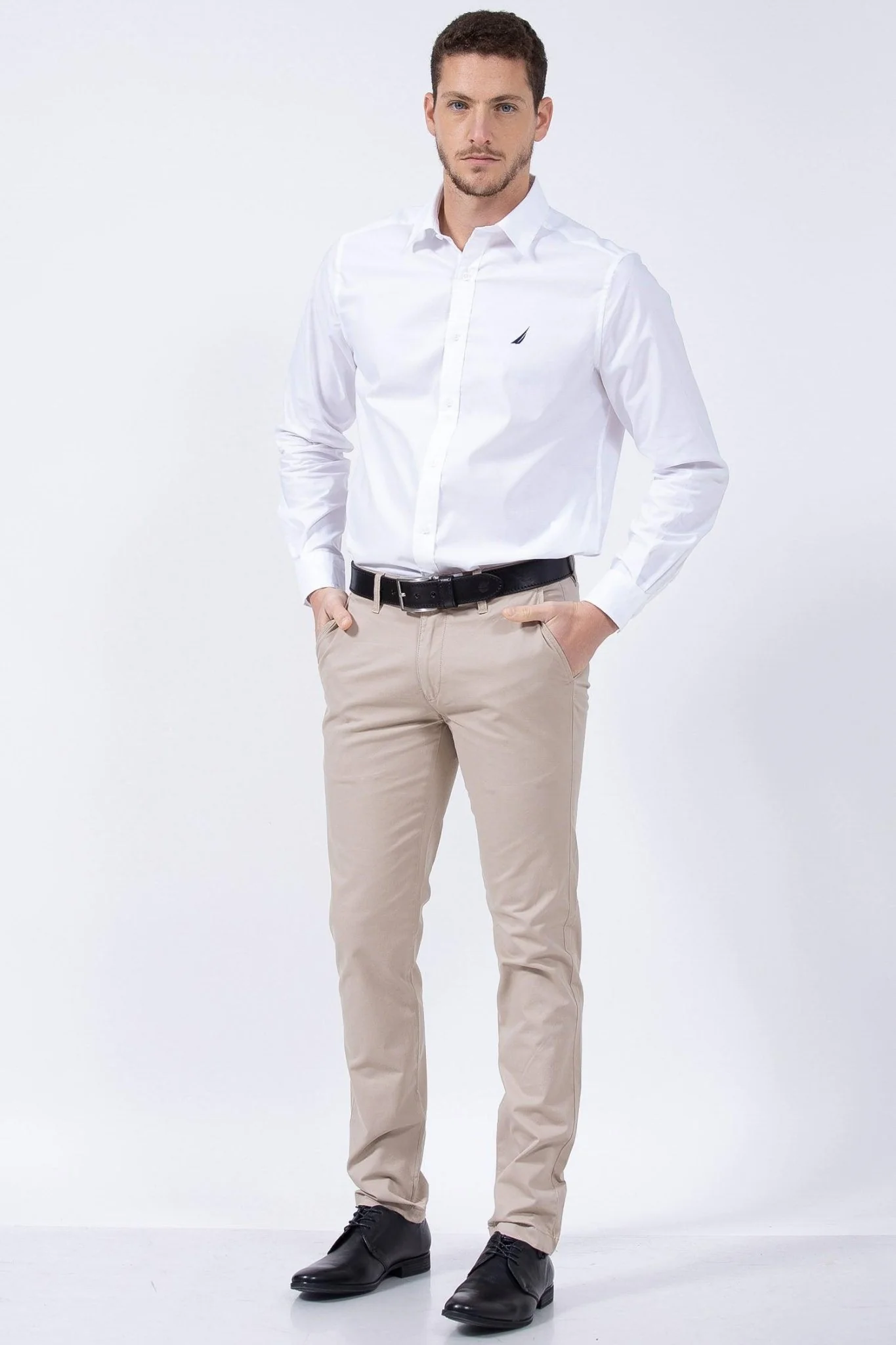 חולצה מכופתרת בצבע לבן CLASSIC FIT - Image 4