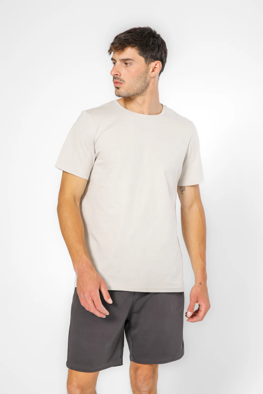 חולצה קצרה צווארון עגול צבע בז' - Image 3