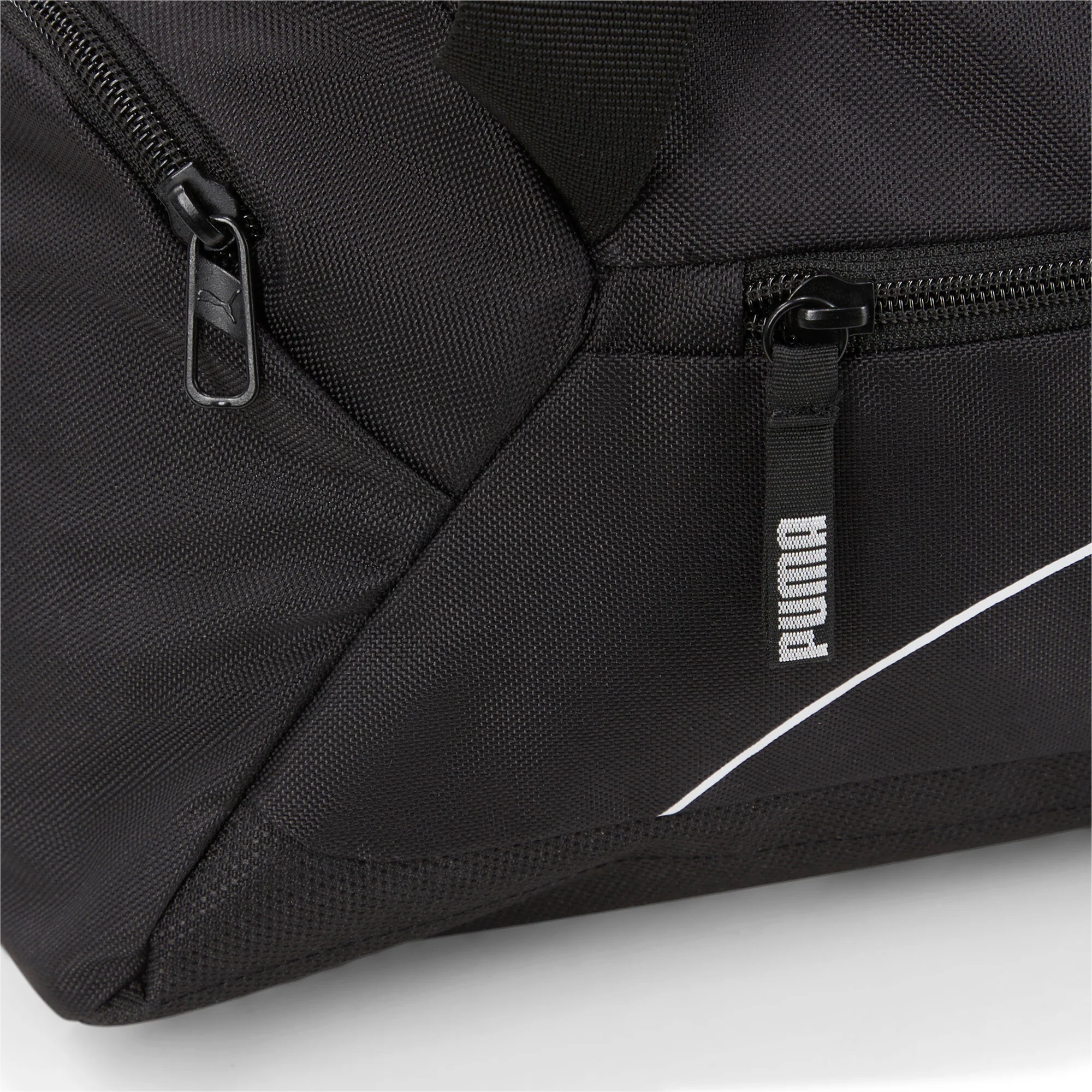 תיק אימון Fundamentals Sports 27L בצבע שחור ולבן - Image 6