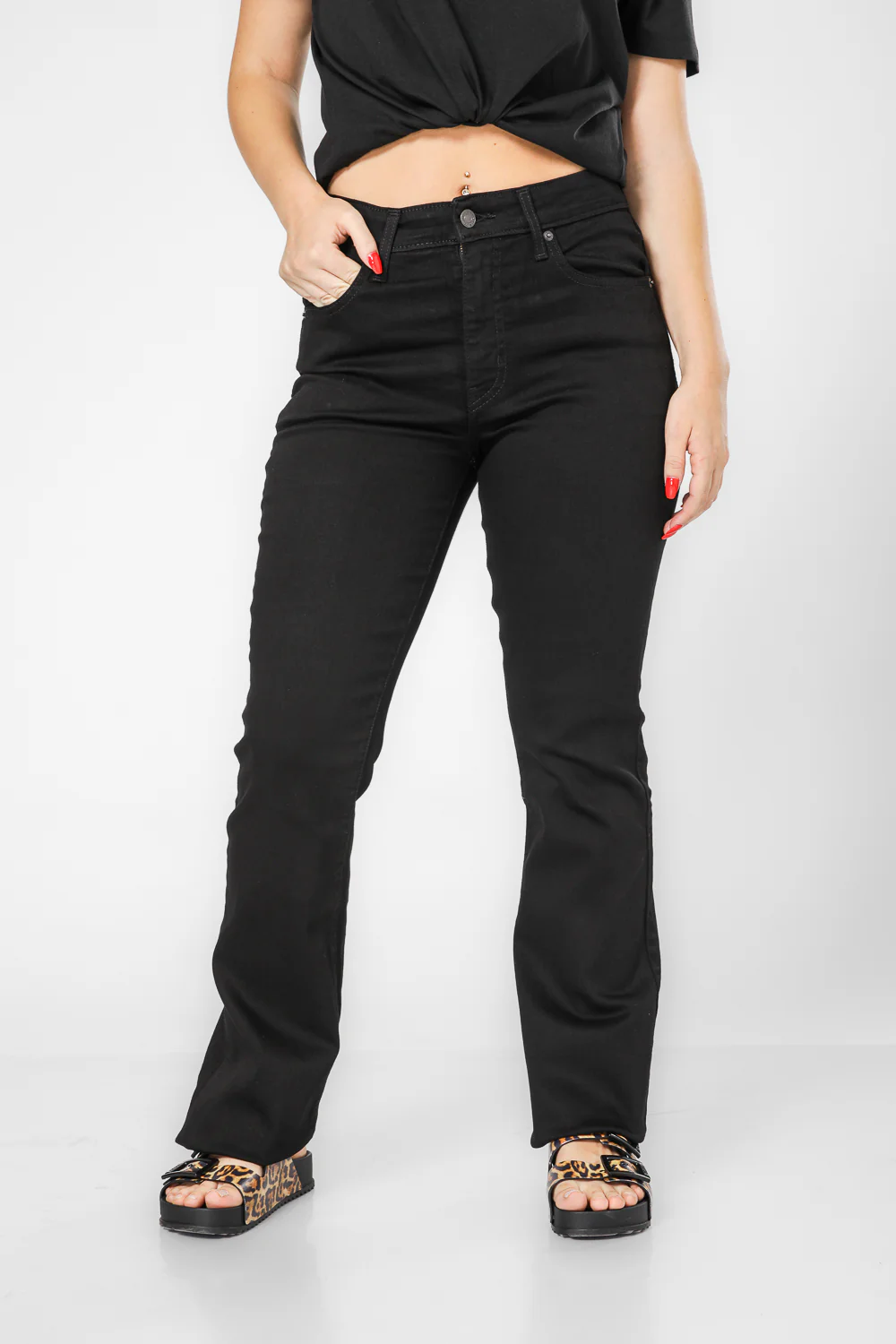 מכנסי ג'ינס לנשים 725 Bootcut בצבע שחור - Image 2