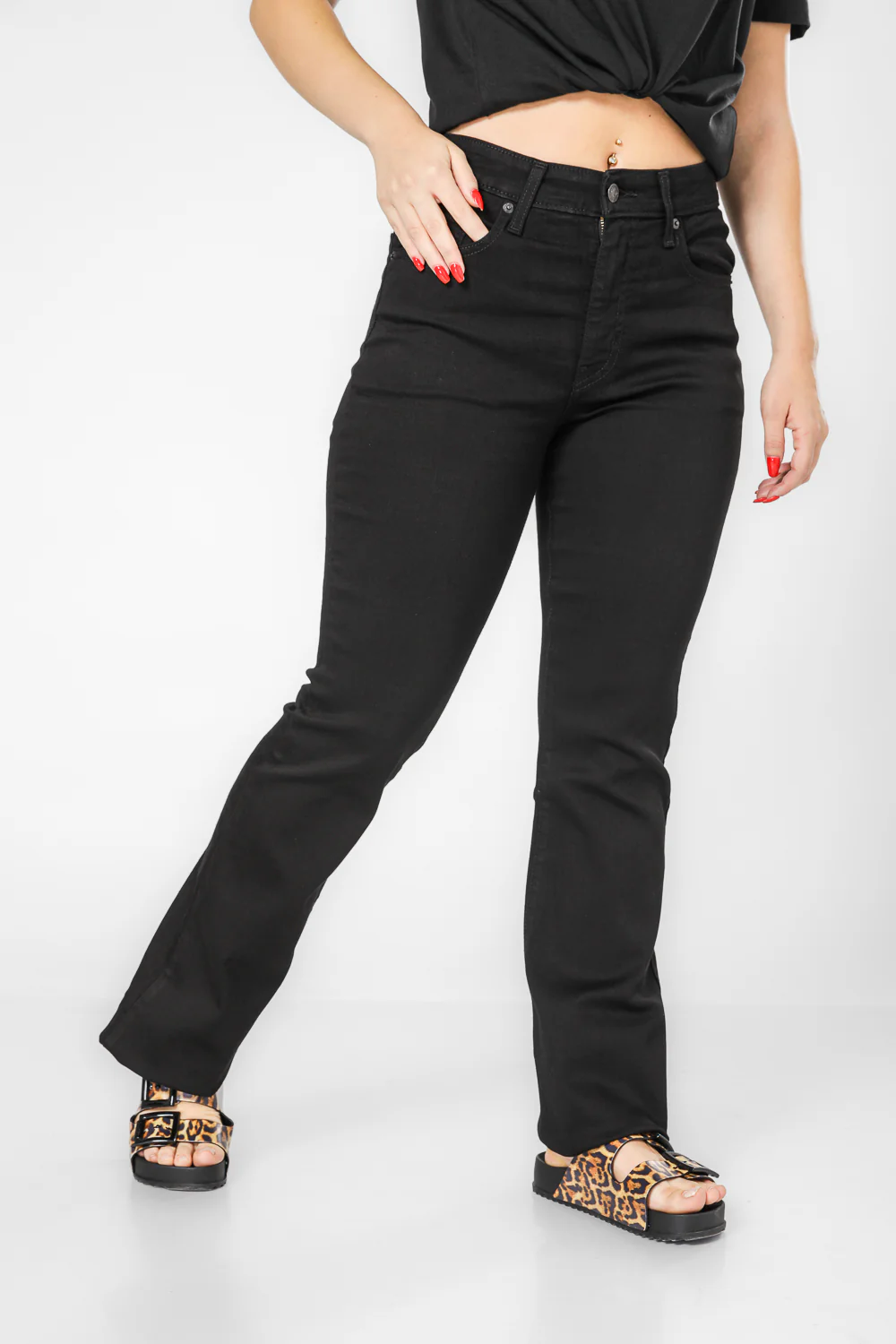 מכנסי ג'ינס לנשים 725 Bootcut בצבע שחור - Image 4