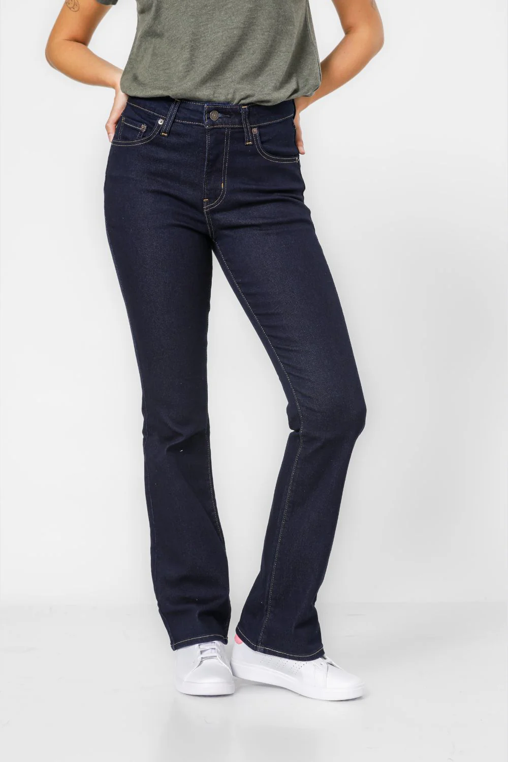 מכנסי ג'ינס לנשים 725 Bootcut בצבע כחול כהה - Image 2