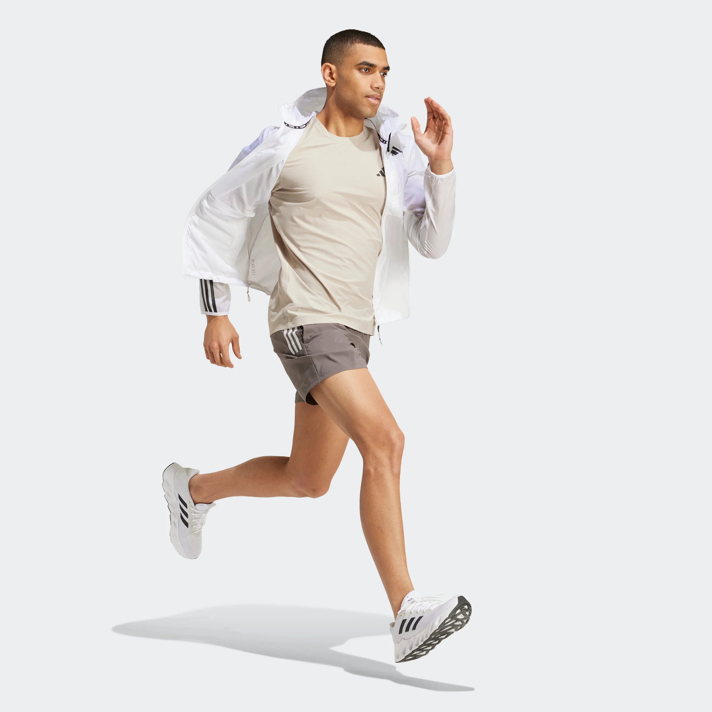 טישירט לגברים Own the run בצבע בז' ושחור - Image 4