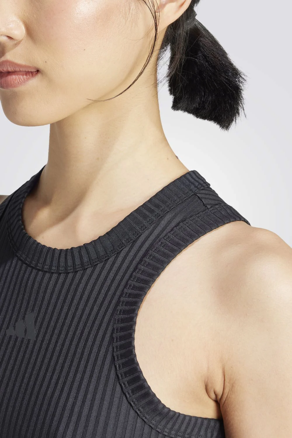 גופיית ספורט Rib Tight Fit Tonal 3 Stripes לנשים - Image 3