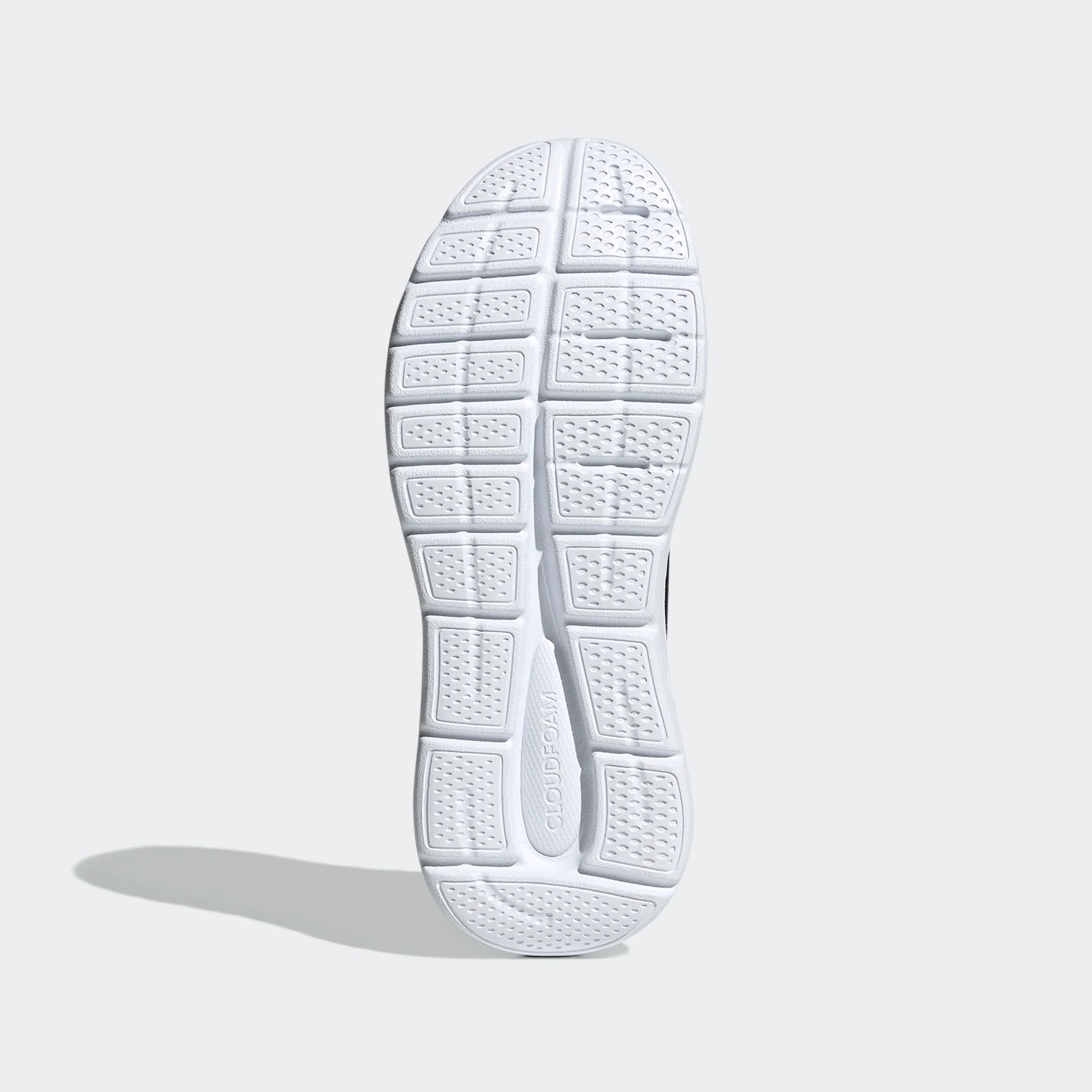 נעלי ספורט לנשים Cloudfoam Comfy בצבע שחור ולבן - Image 4