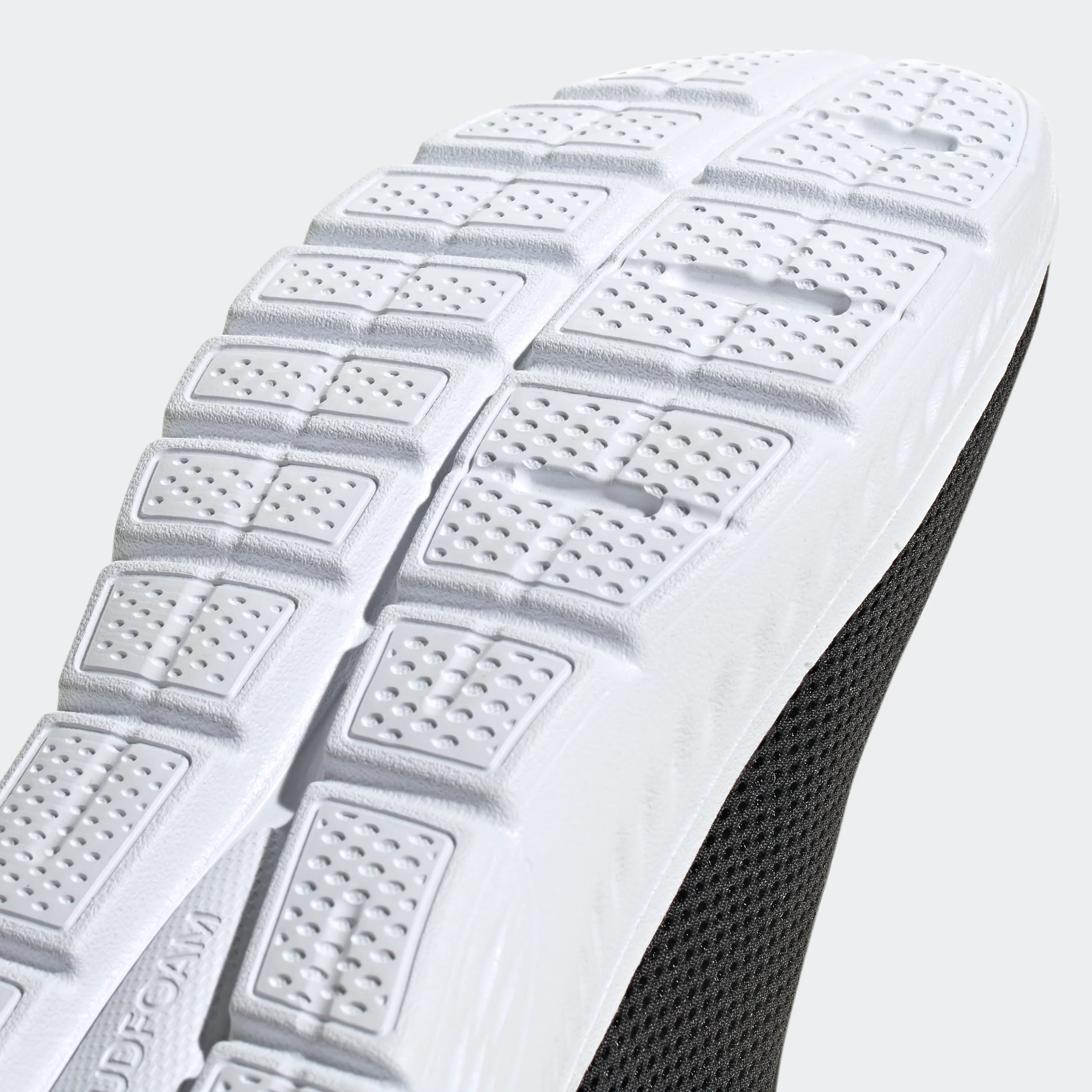 נעלי ספורט לנשים Cloudfoam Comfy בצבע שחור ולבן - Image 6