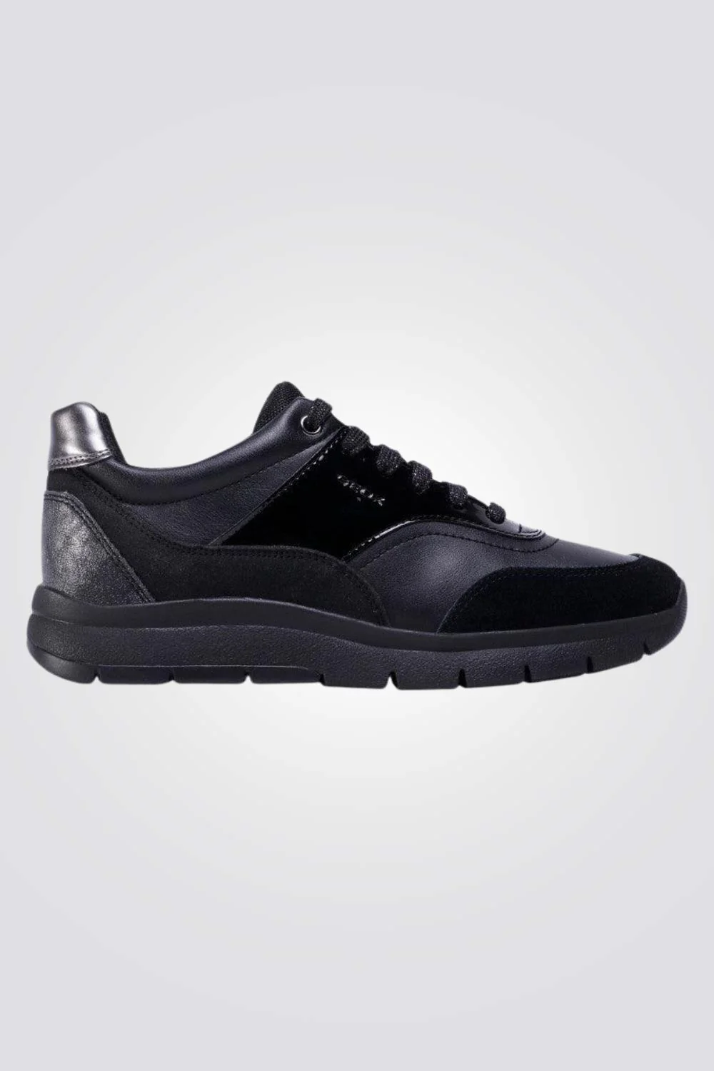 נעלי סניקרס בצבע שחור לנשים