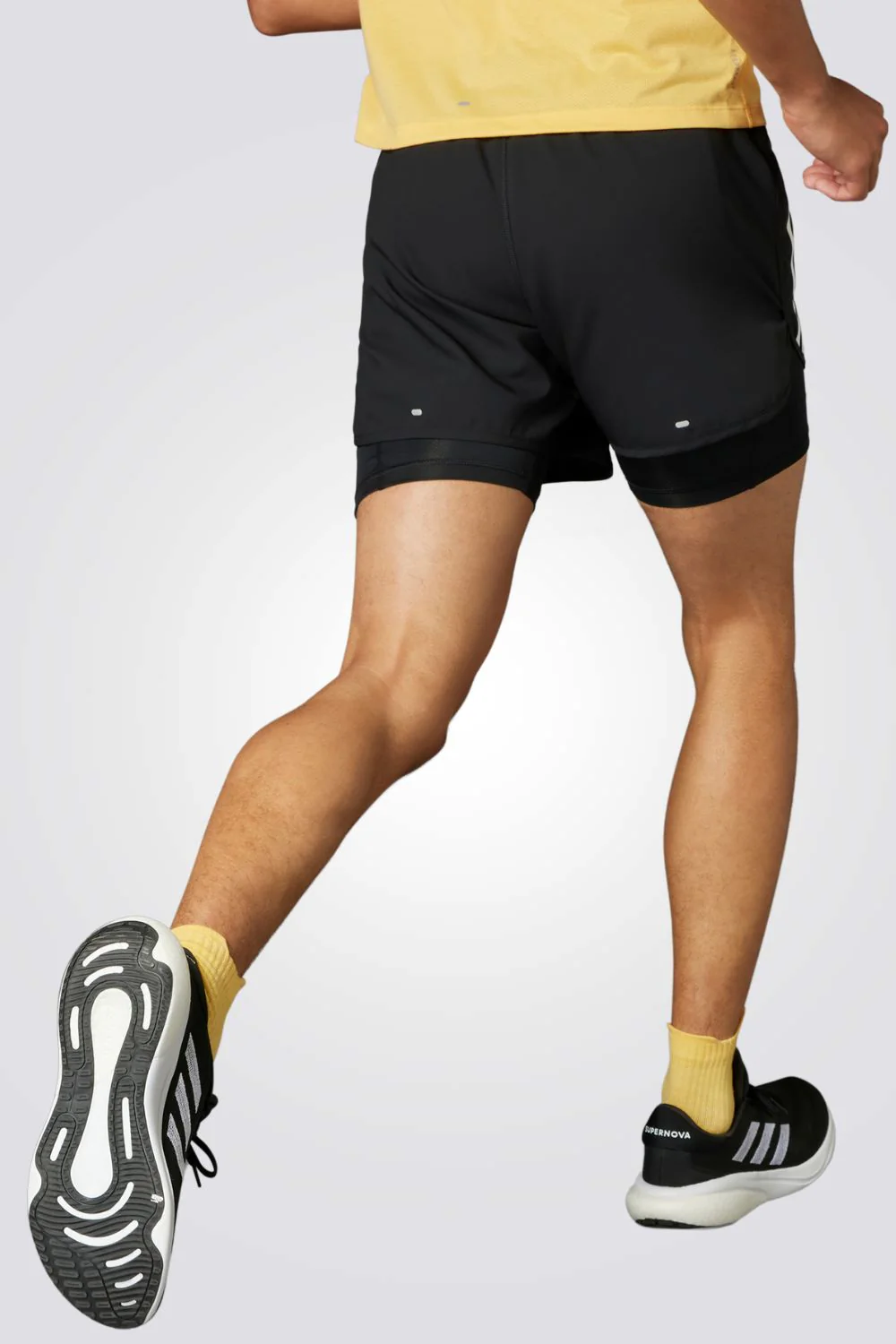 מכנסיים קצרים לגברים OWN THE RUN 3-STRIPES 2-IN-1 בצבע שחור - Image 2