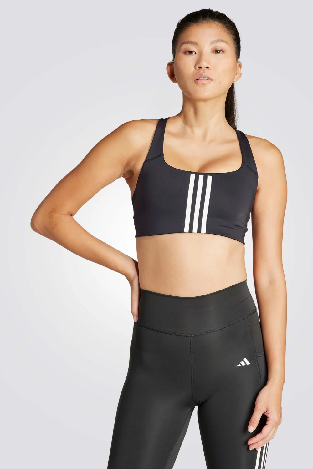טופ אימון לנשים POWERIMPACT TRAINING MEDIUM-SUPPORT 3-STRIPES בצבע שחור ולבן