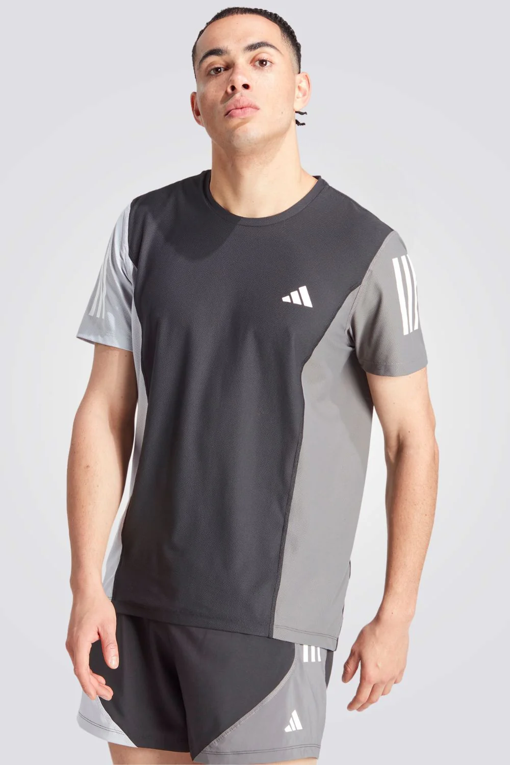 טישירט לגברים OWN THE RUN COLORBLOCK בצבע שחור ואפור