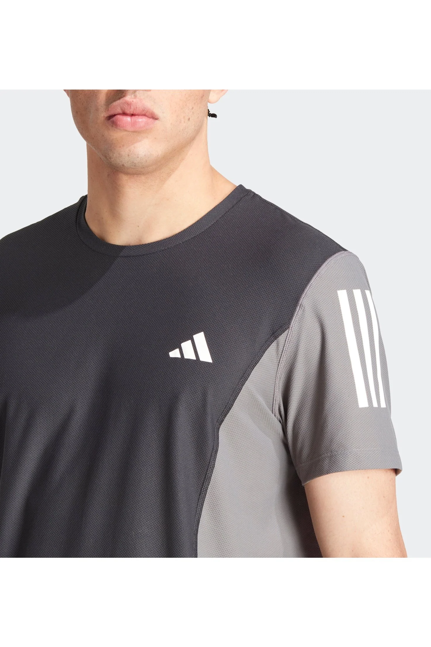 טישירט לגברים OWN THE RUN COLORBLOCK בצבע שחור ואפור - Image 3