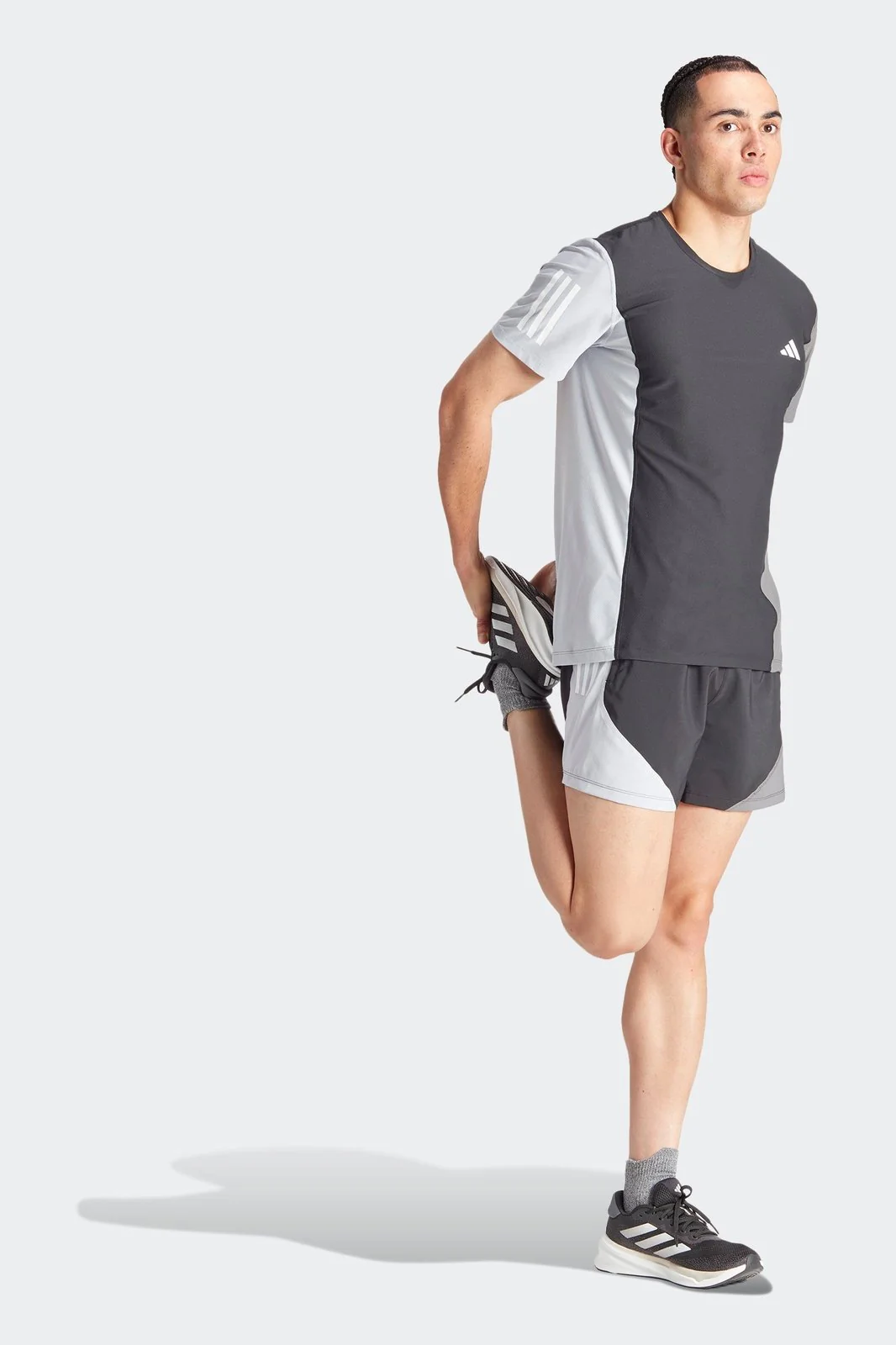 טישירט לגברים OWN THE RUN COLORBLOCK בצבע שחור ואפור - Image 4