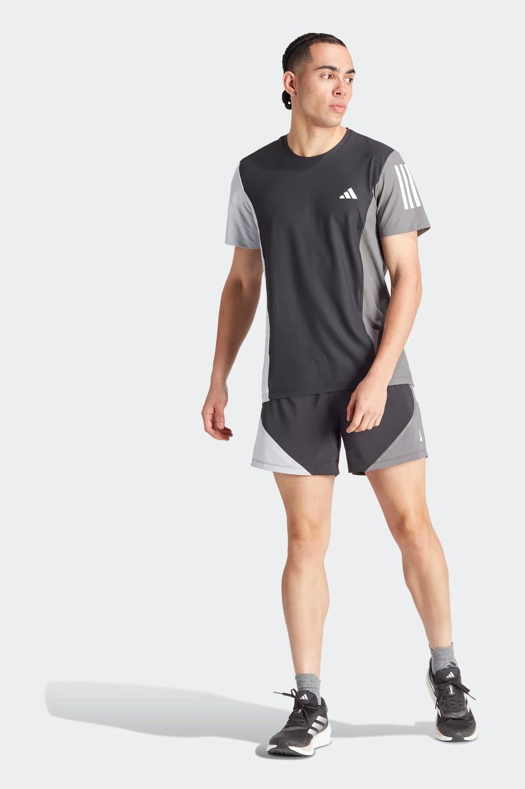 טישירט לגברים OWN THE RUN COLORBLOCK בצבע שחור ואפור - Image 5