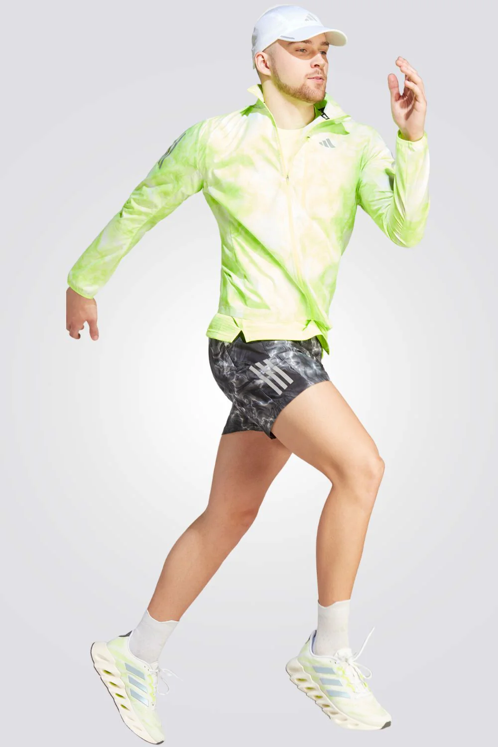 מכנסיים קצרים לגברים OWN THE RUN ALLOVER בצבע שחור ולבן - Image 3