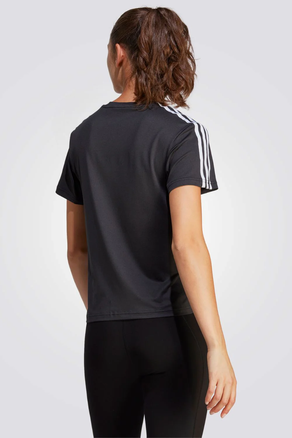 טישירט לנשים AEROREADY TRAIN ESSENTIALS 3-STRIPES בצבע שחור ולבן - Image 2
