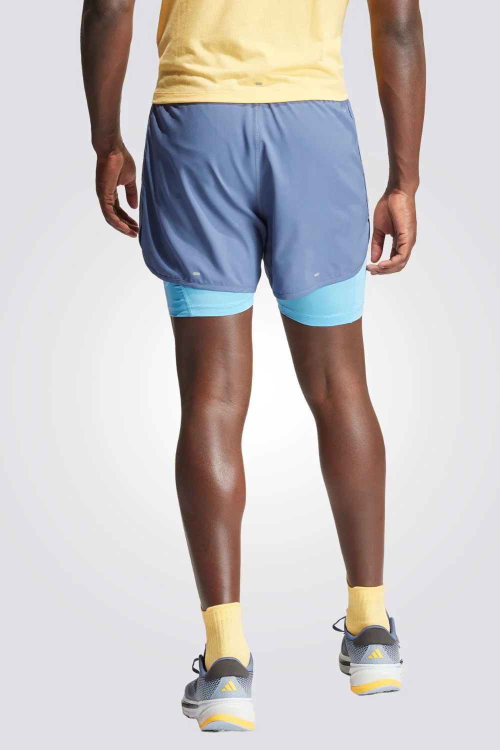 מכנסיים קצרים לגברים OWN THE RUN 3-STRIPES 2-IN-1 בצבע כחול ולבן - Image 2