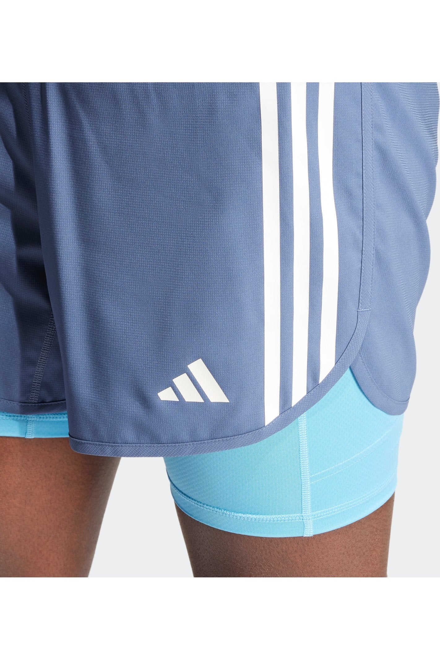 מכנסיים קצרים לגברים OWN THE RUN 3-STRIPES 2-IN-1 בצבע כחול ולבן - Image 5