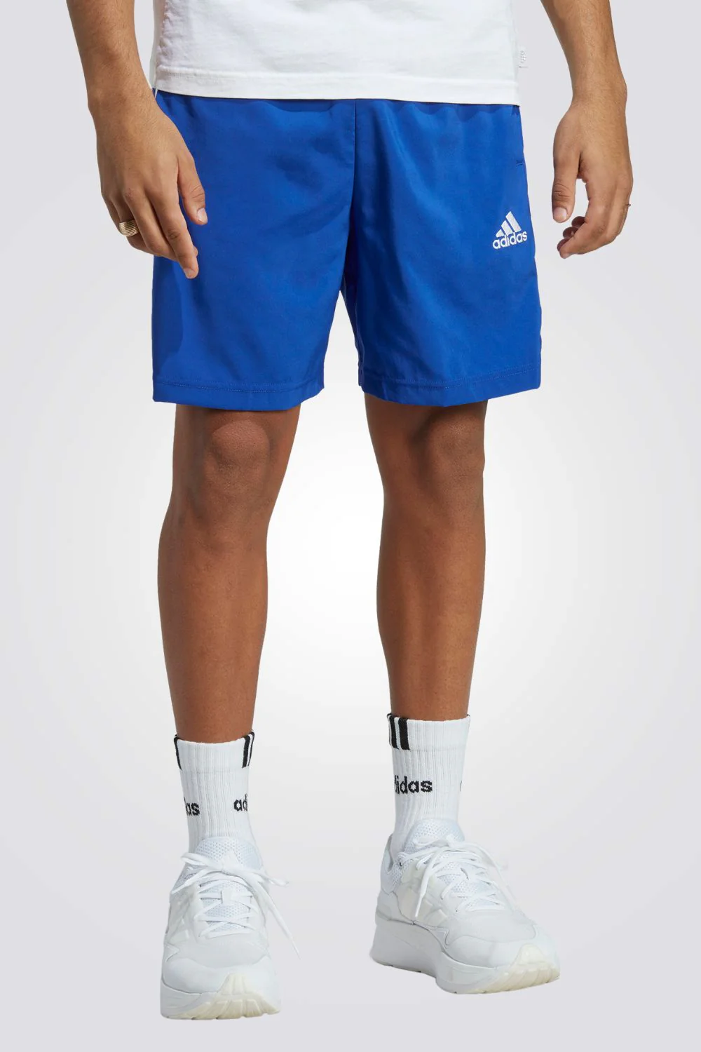 מכנסיים קצרים לגברים AEROREADY ESSENTIALS CHELSEA 3-STRIPES בצבע כחול ולבן
