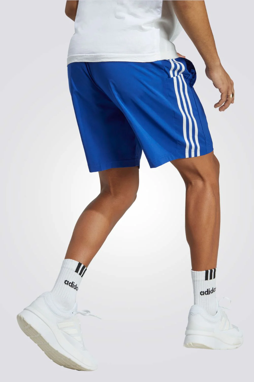 מכנסיים קצרים לגברים AEROREADY ESSENTIALS CHELSEA 3-STRIPES בצבע כחול ולבן - Image 2