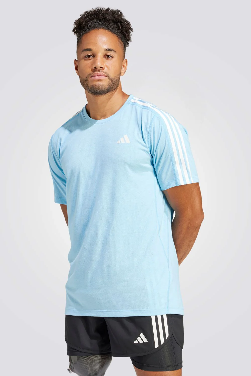 טישירט לגברים OWN THE RUN 3-STRIPES בצבע תכלת ולבן