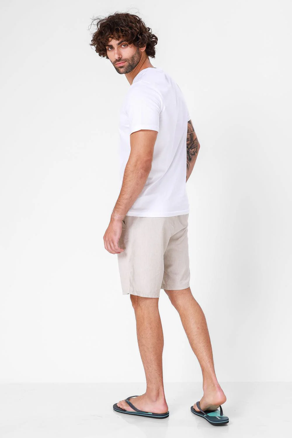 חולצה קצרה צווארון וי CLASSIC FIT בצבע לבן - Image 2
