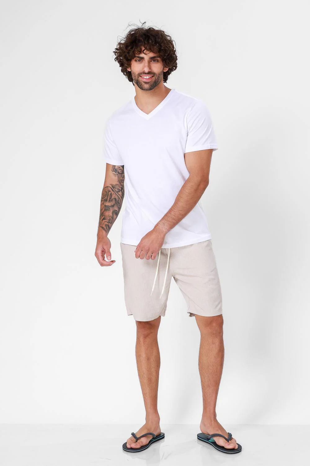 חולצה קצרה צווארון וי CLASSIC FIT בצבע לבן - Image 3