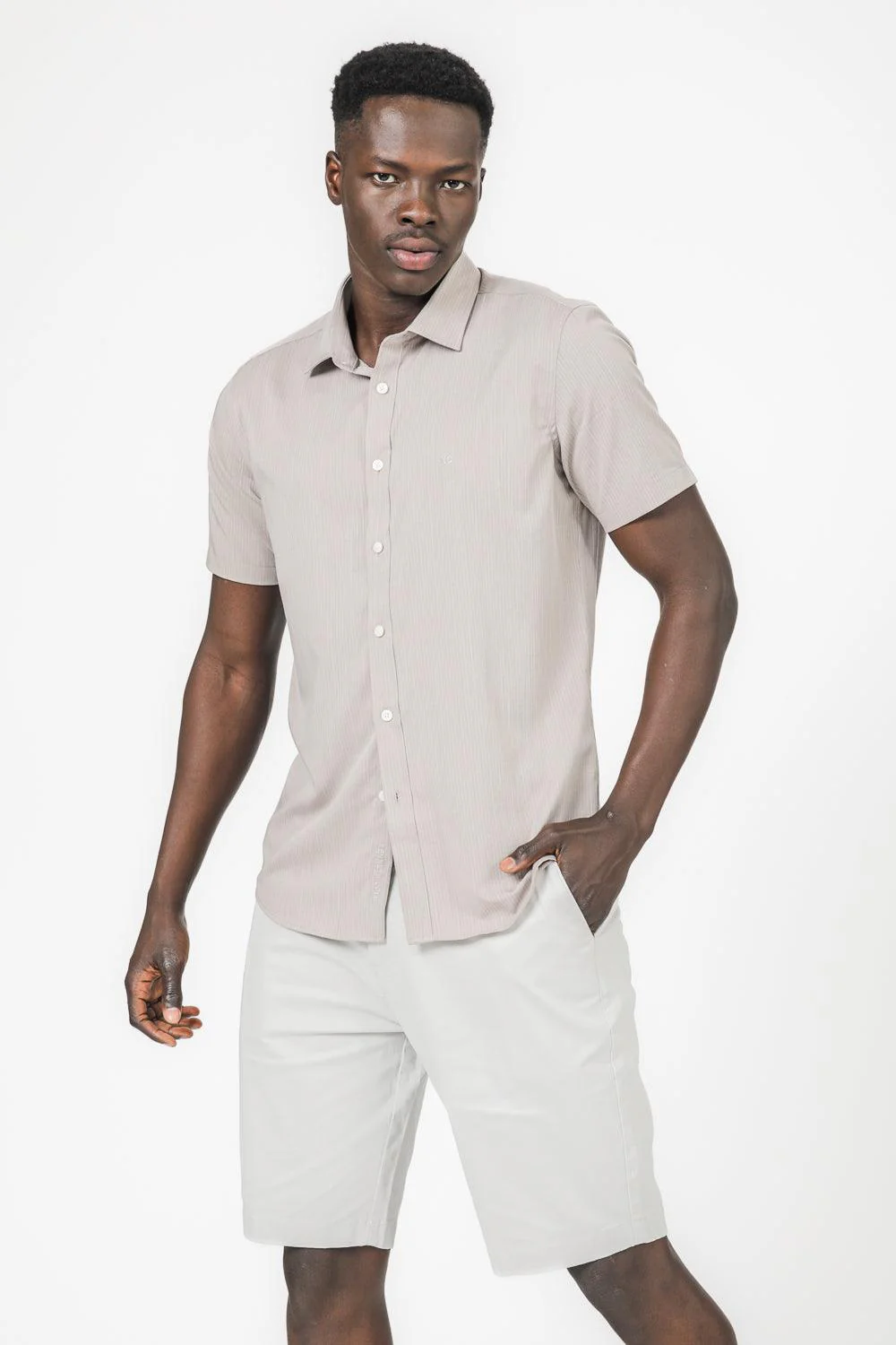 מכופתרת קצרה MODERN FIT בצבע בז'