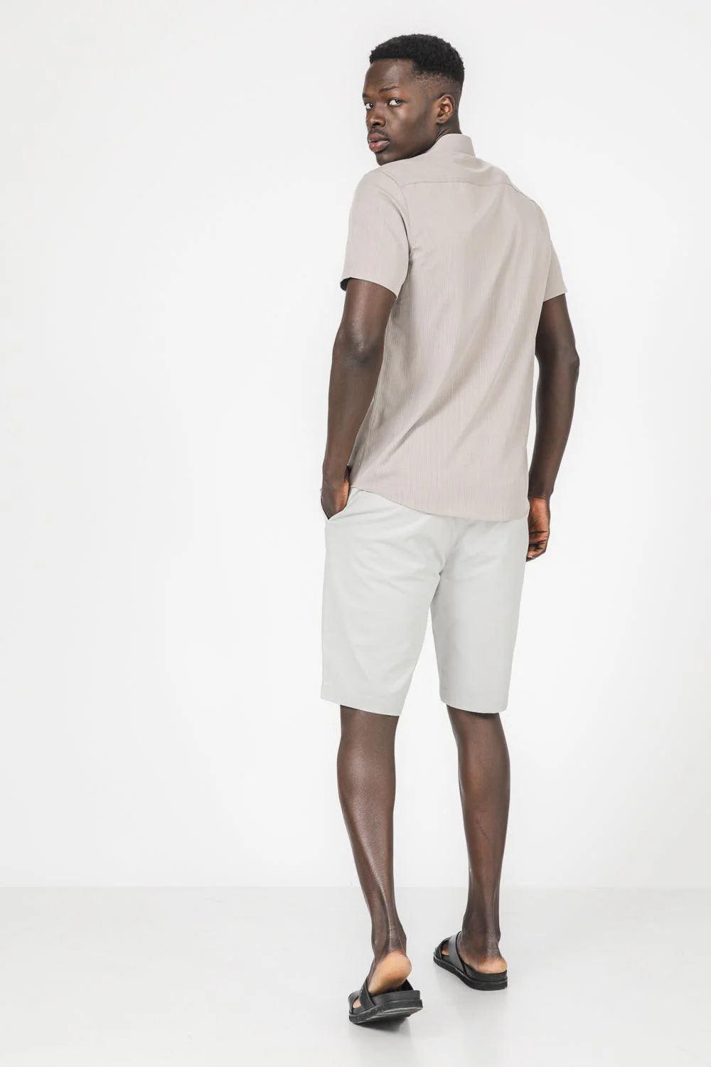 מכופתרת קצרה MODERN FIT בצבע בז' - Image 2