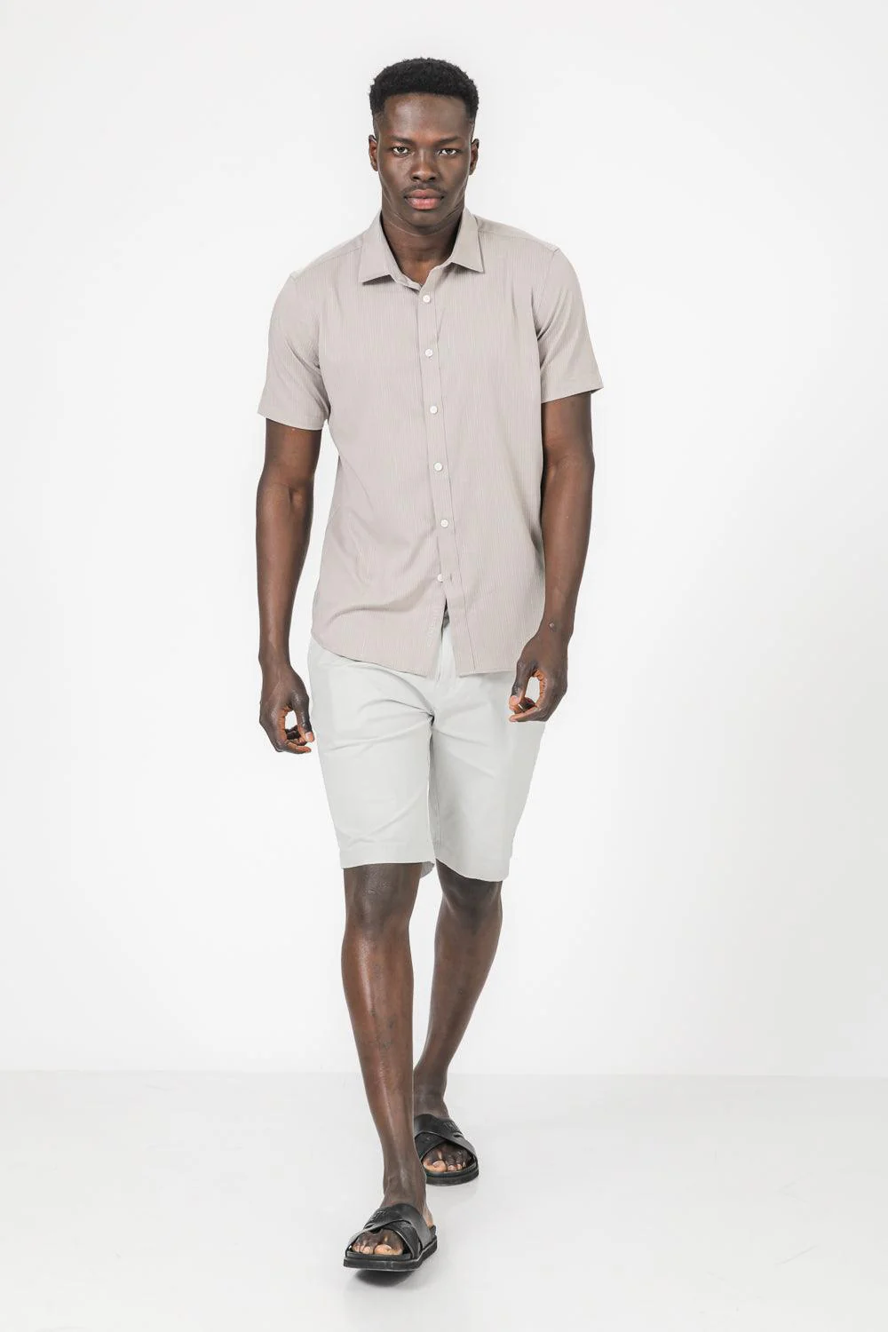 מכופתרת קצרה MODERN FIT בצבע בז' - Image 4