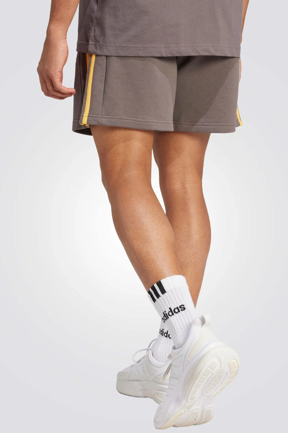 מכנסיים קצרים לגברים Εssentials French Terry 3-Stripe בצבע פחם - Image 2