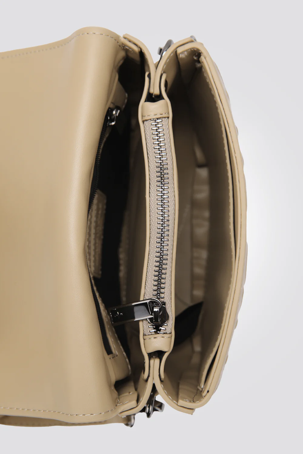 תיק צד CROSSBODY TOTE דמוי עור בצבע בז' - Image 2