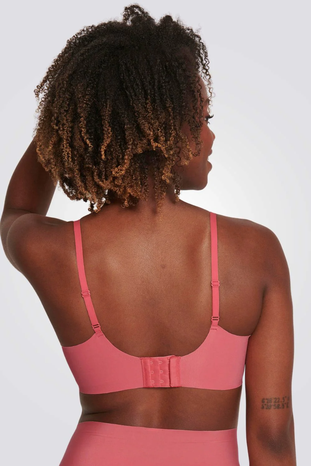 חזייה עם ריפוד קל ZERO Feel Ultra Bra EX בצבע ורוד - Image 2