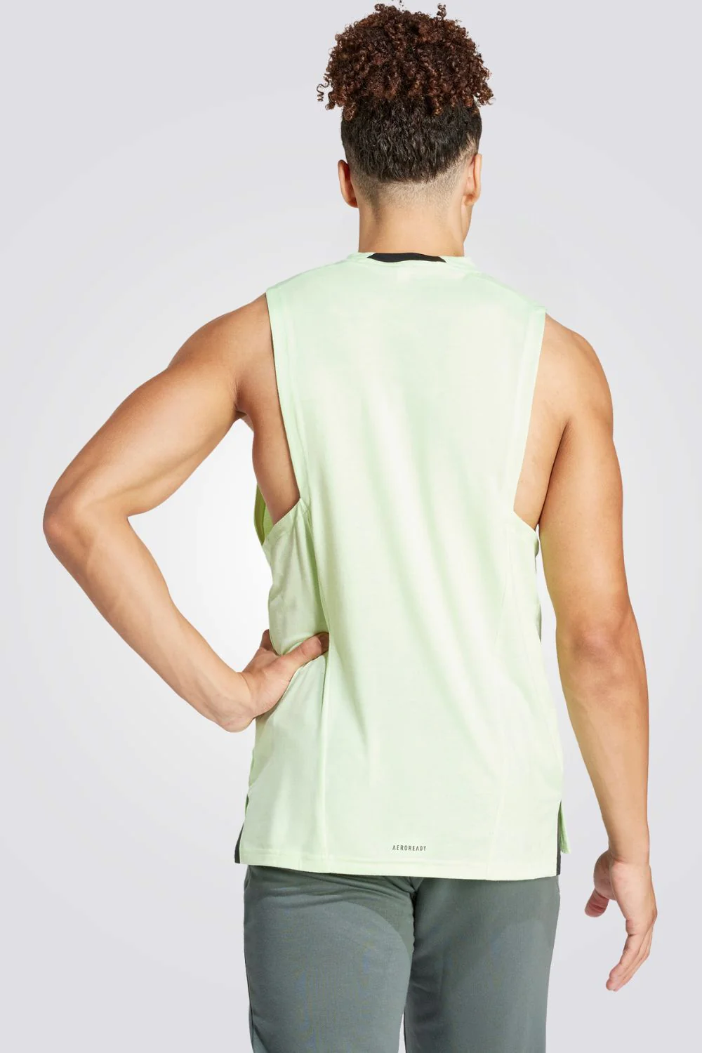 גופיה לגברים DESIGNED FOR TRAINING בצבע ירוק בהיר - Image 2