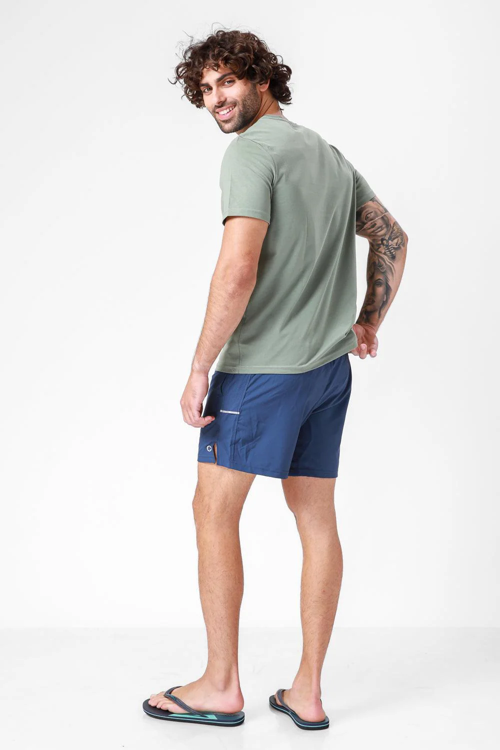 חולצה קצרה צווארון וי CLASSIC FIT בצבע ירוק - Image 2