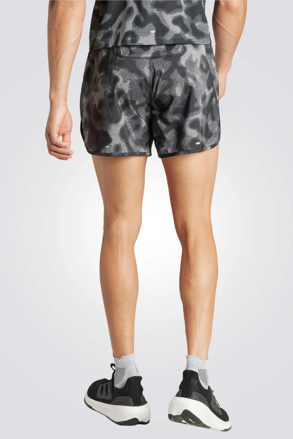 מכנסיים קצרים לגברים OWN THE RUN 3-STRIPES ALLOVER בצבע אפור ושחור - Image 2