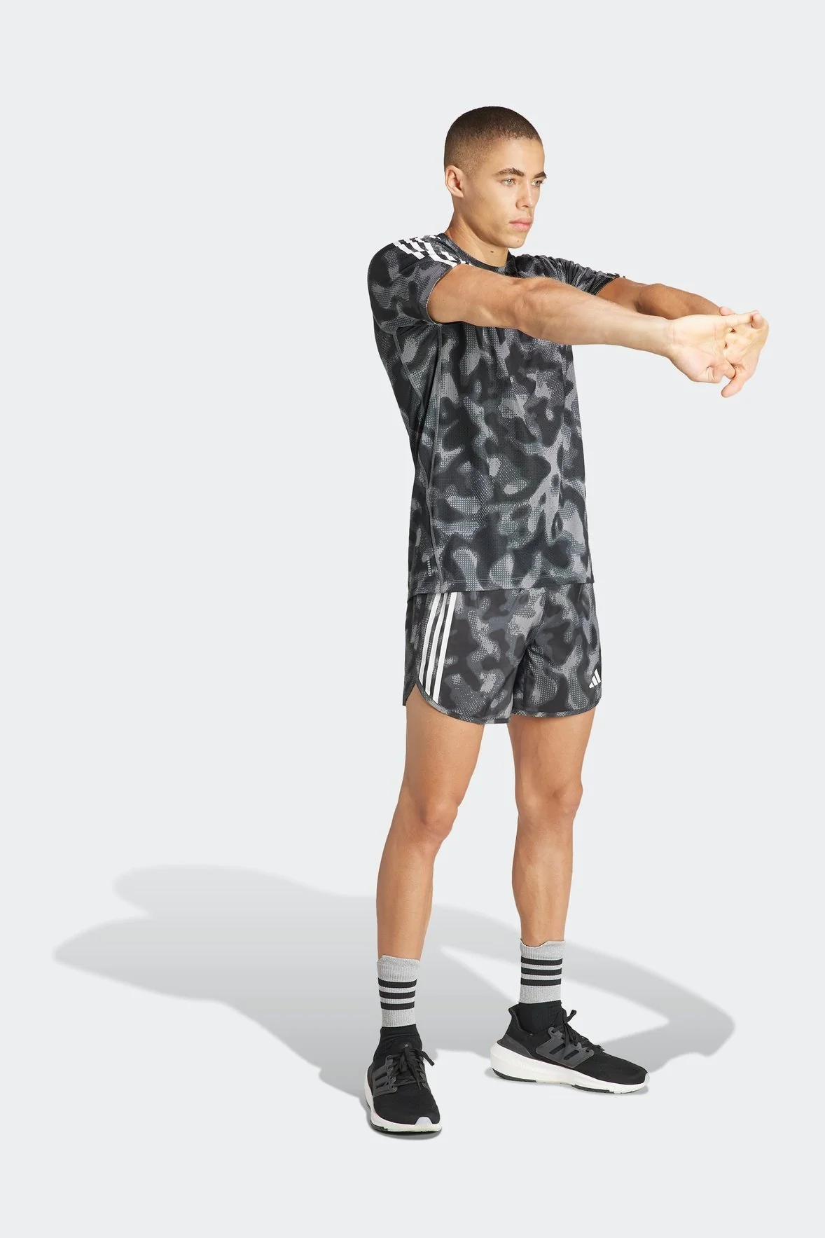 מכנסיים קצרים לגברים OWN THE RUN 3-STRIPES ALLOVER בצבע אפור ושחור - Image 3