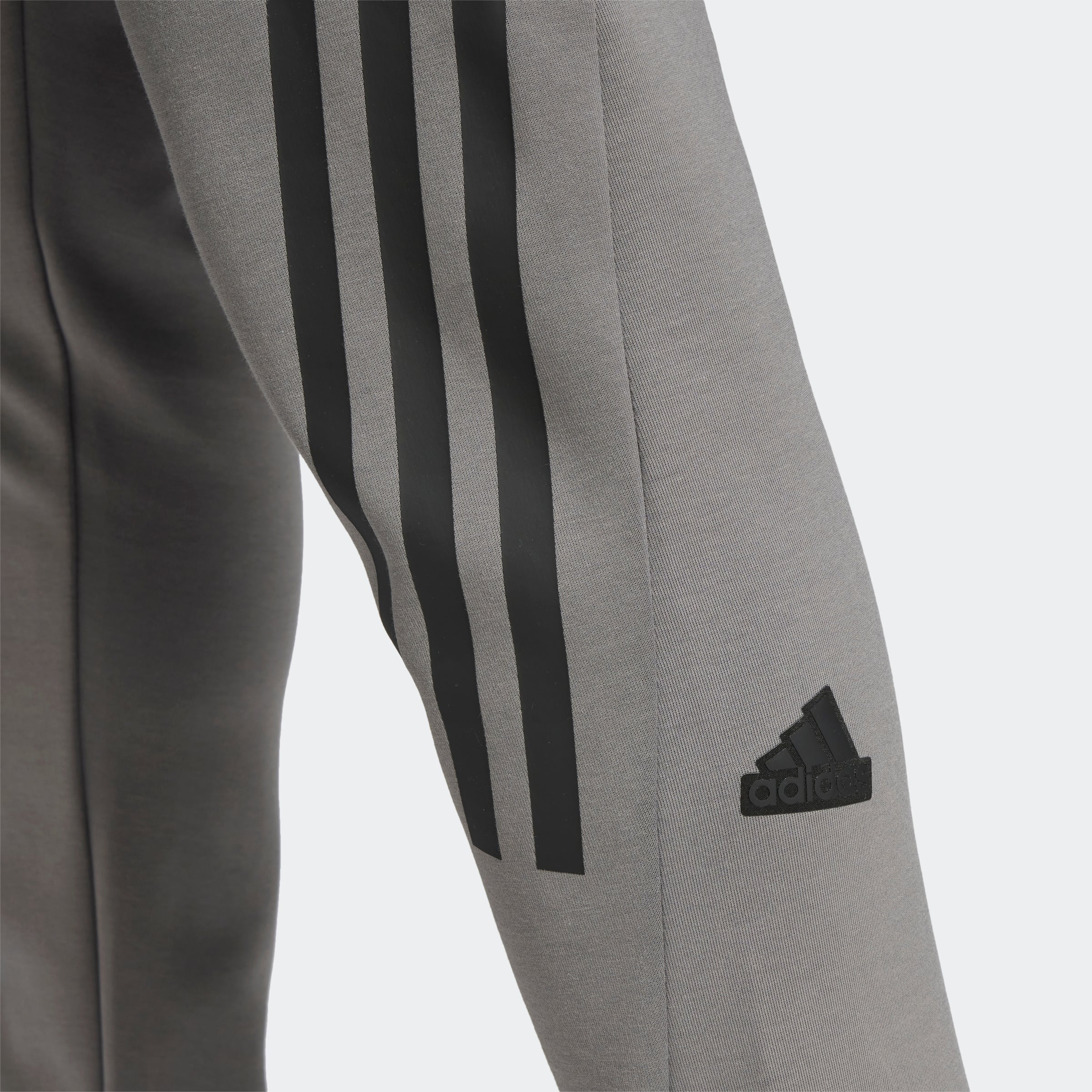 מכנסיים ארוכים FUTURE ICONS 3-STRIPES בצבע אפור כהה - Image 5