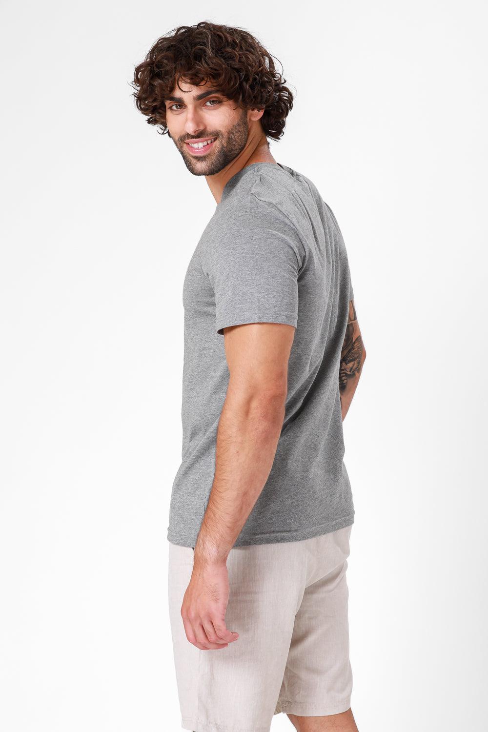 חולצה קצרה צווארון וי CLASSIC FIT בצבע אפור - Image 2