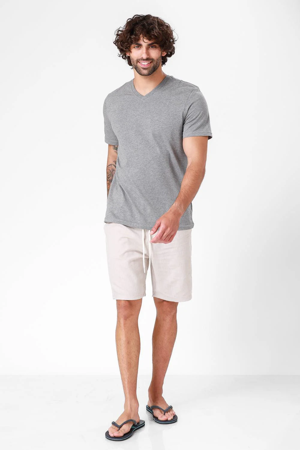 חולצה קצרה צווארון וי CLASSIC FIT בצבע אפור - Image 3