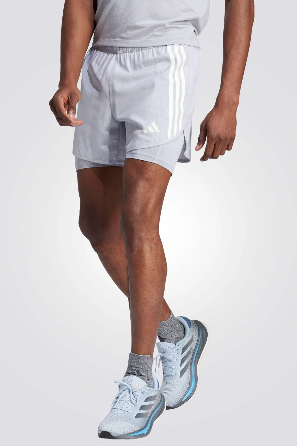 מכנסיים קצרים לגברים OWN THE RUN 3-STRIPES 2-IN-1 בצבע אפור בהיר