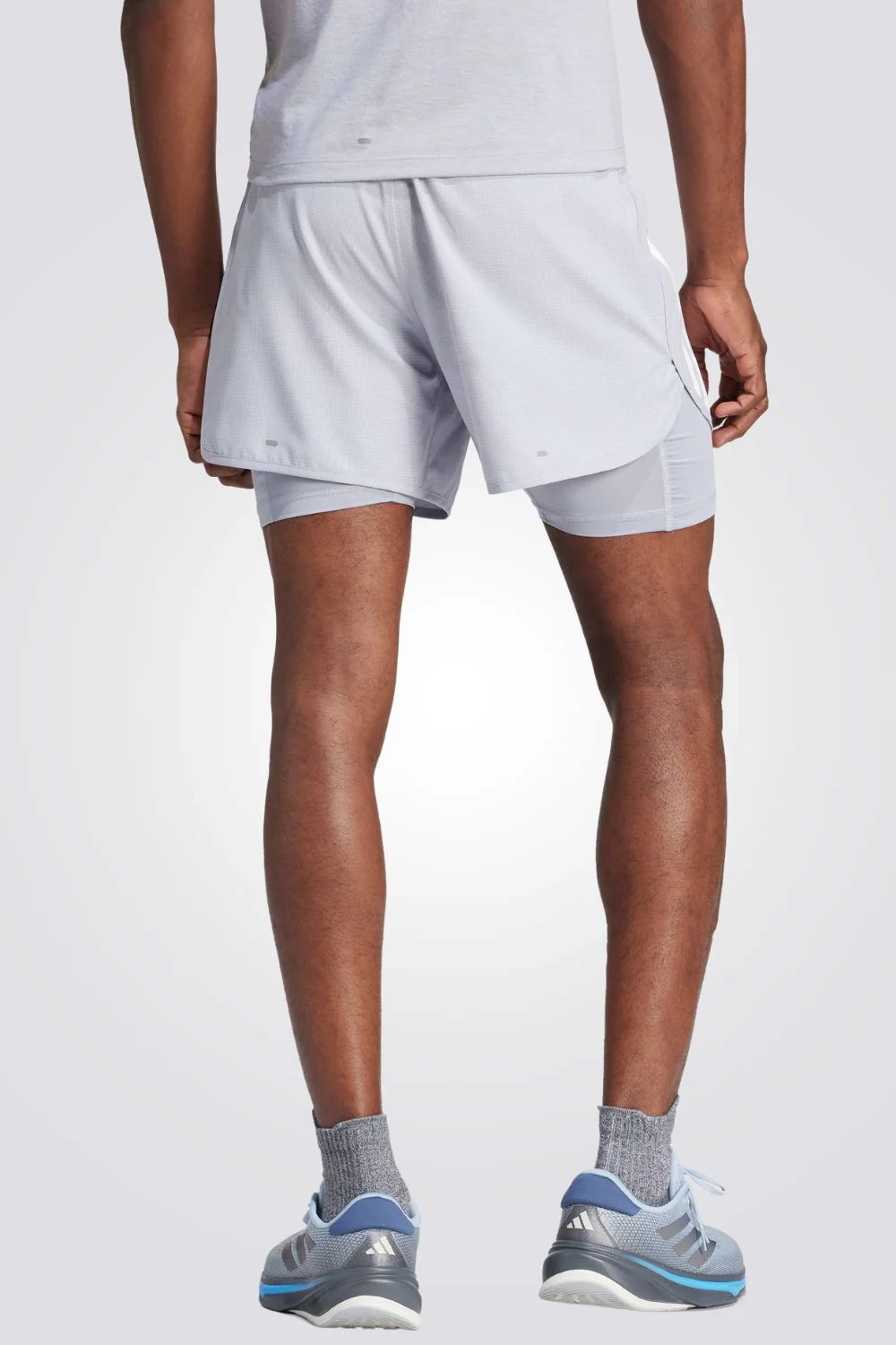 מכנסיים קצרים לגברים OWN THE RUN 3-STRIPES 2-IN-1 בצבע אפור בהיר - Image 2