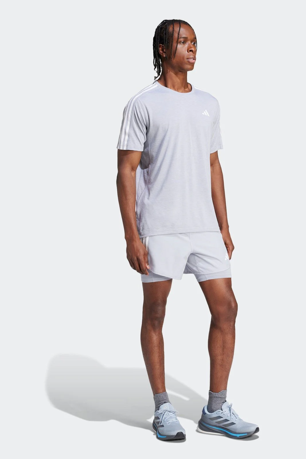 מכנסיים קצרים לגברים OWN THE RUN 3-STRIPES 2-IN-1 בצבע אפור בהיר - Image 3