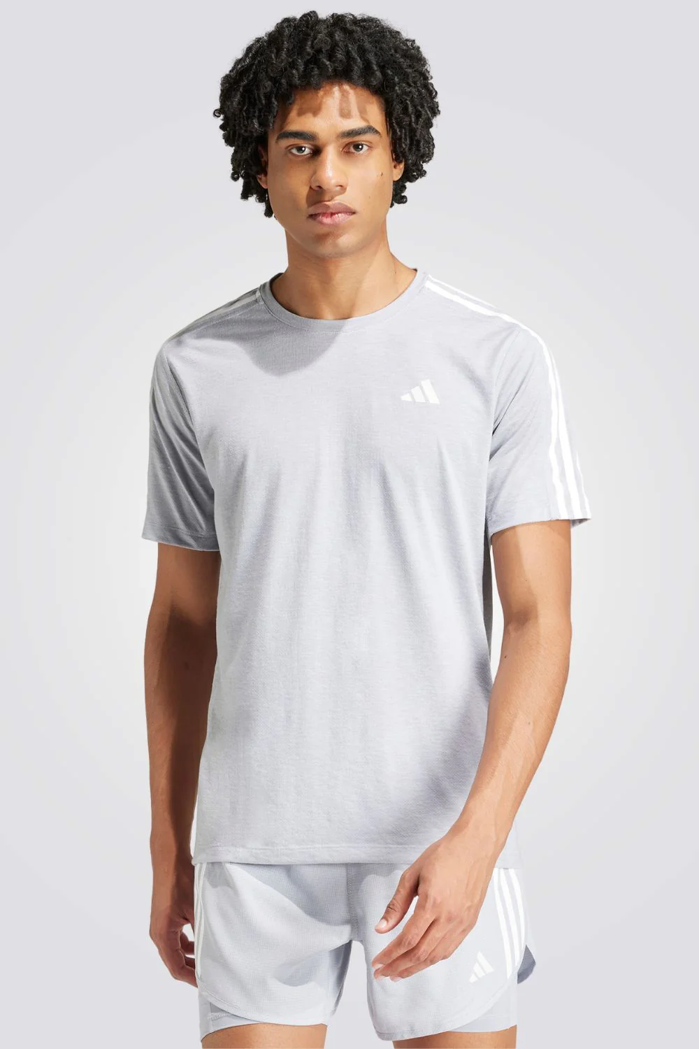 טישירט לגברים OWN THE RUN 3-STRIPES בצבע אפור בהיר