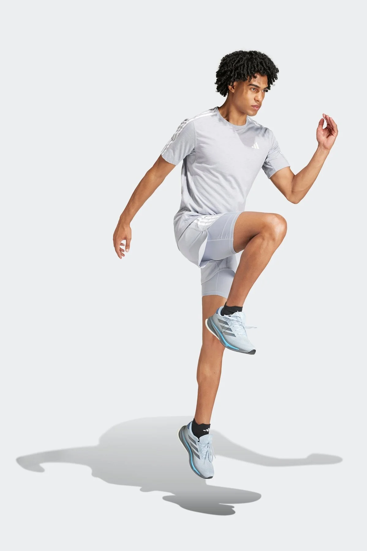 טישירט לגברים OWN THE RUN 3-STRIPES בצבע אפור בהיר - Image 3