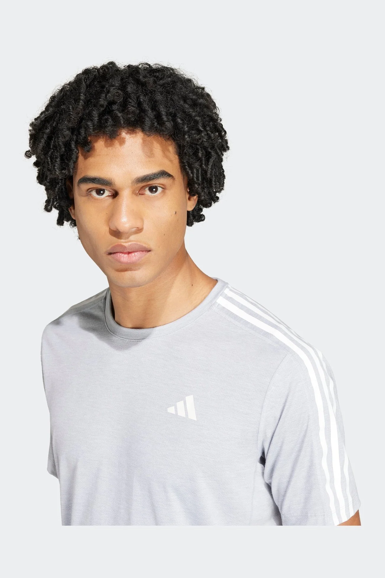 טישירט לגברים OWN THE RUN 3-STRIPES בצבע אפור בהיר - Image 4