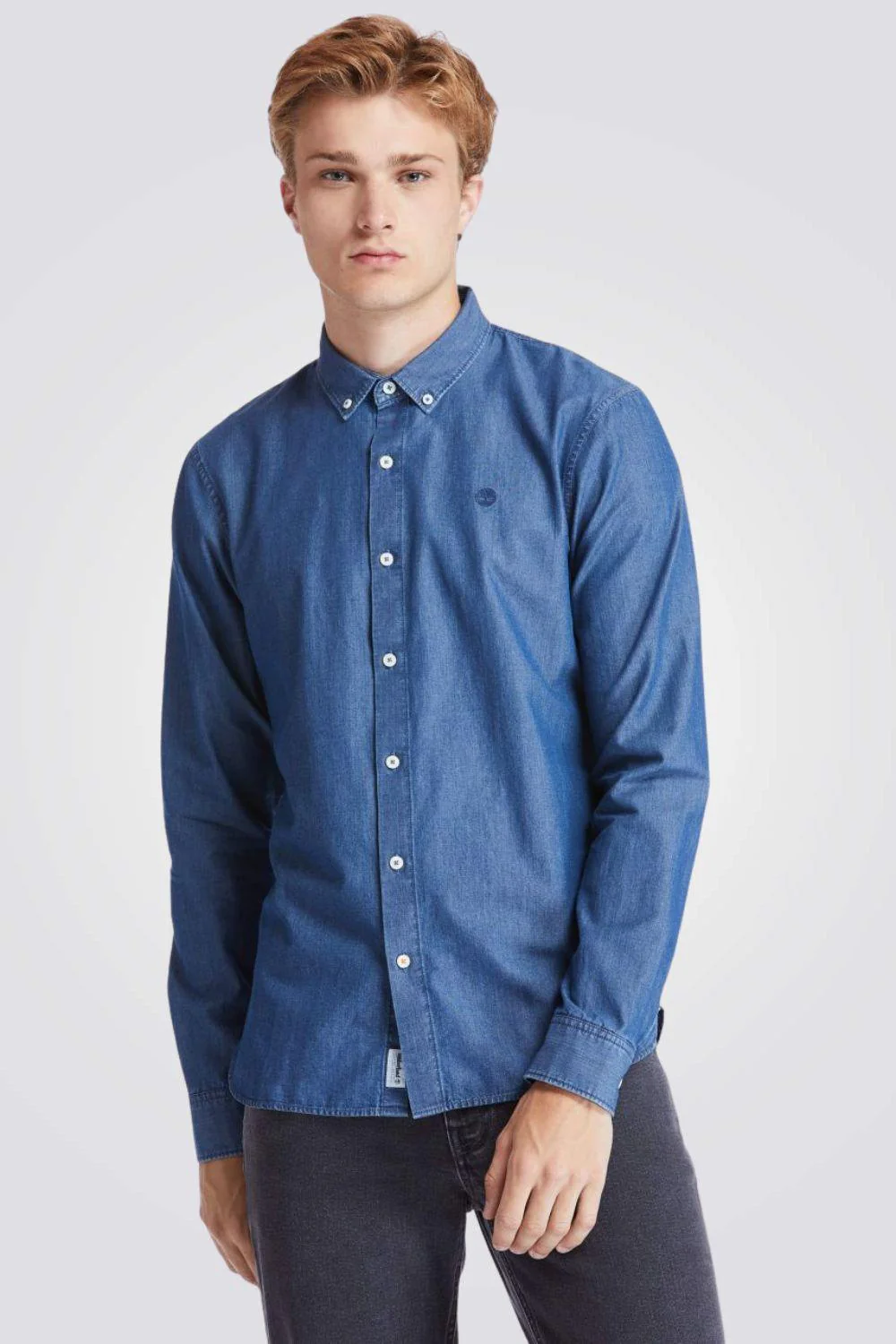 חולצת ג’ינס מכופתרת SLIM FIT צבע כחול בהיר