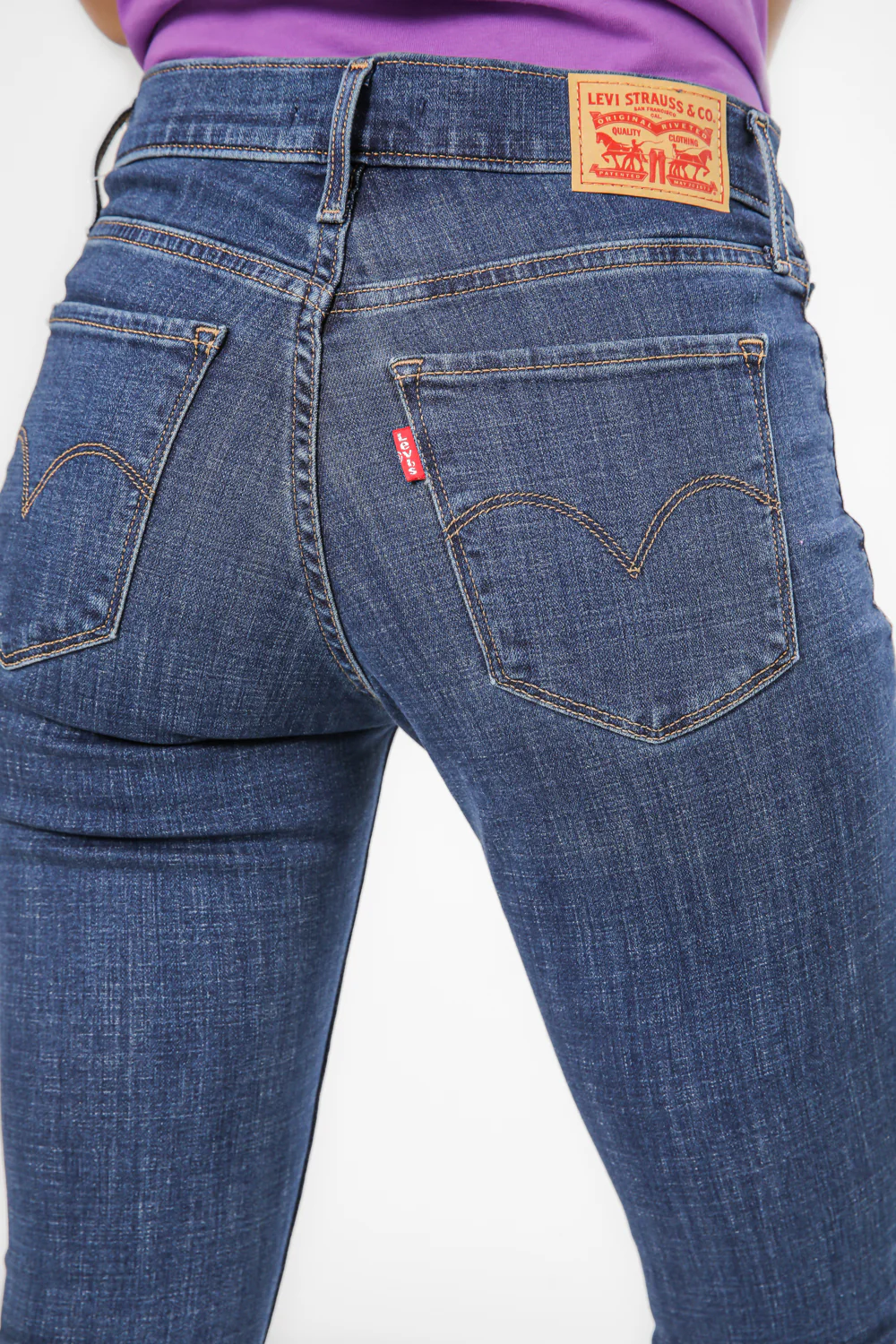 ג'ינס לנשים 311 SHAPING SKINNY בצבע כחול - Image 3
