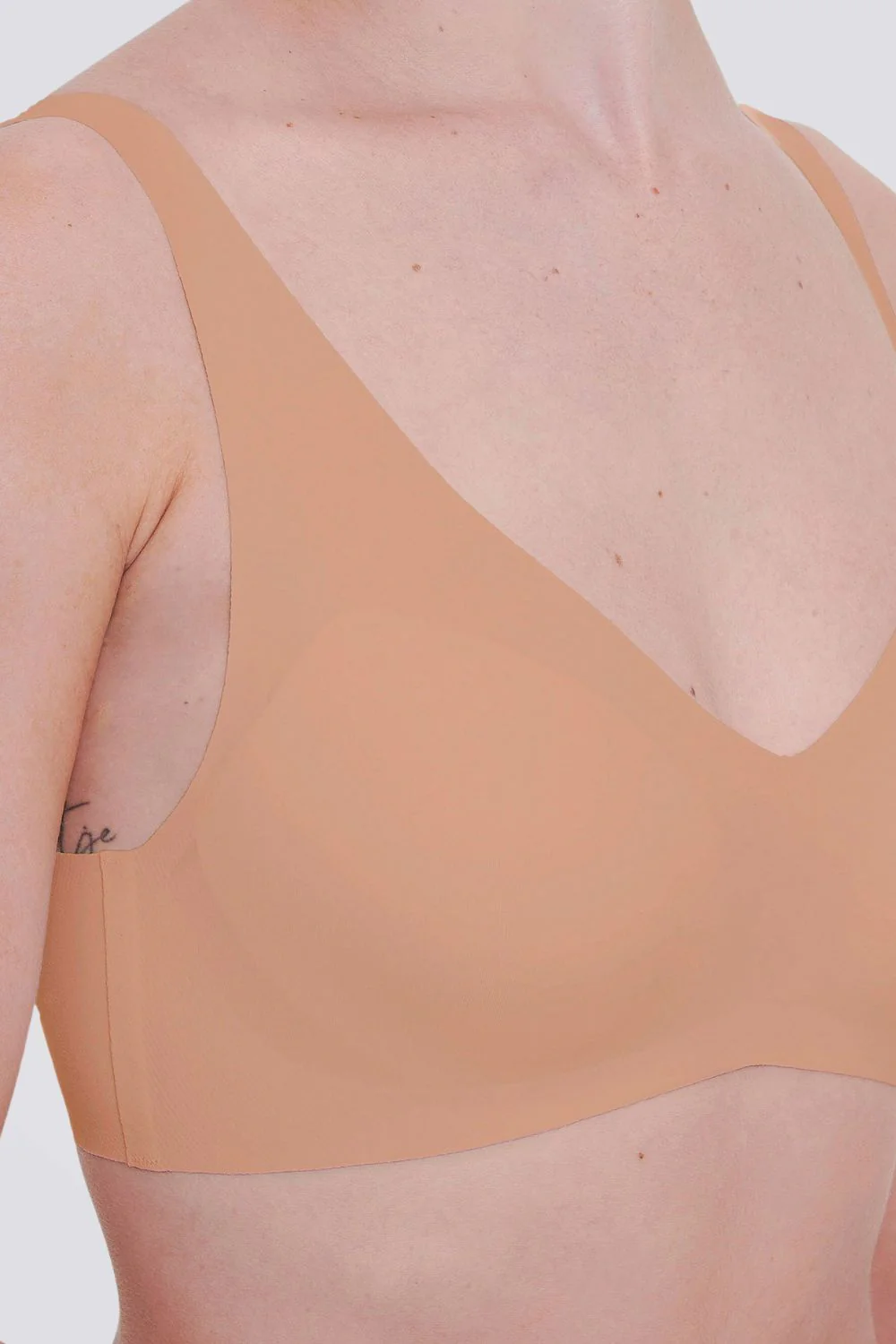 חזיה עם סוגר ZERO Feel Bralette בצבע בז' - Image 4