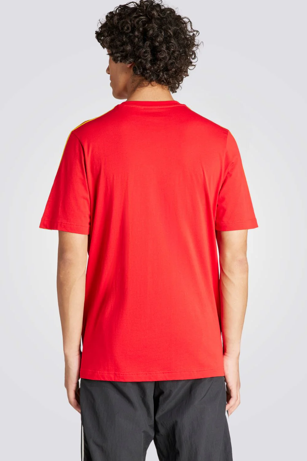 טישירט לגברים SPAIN DNA 3-STRIPES בצבע אדום וצהוב - Image 2