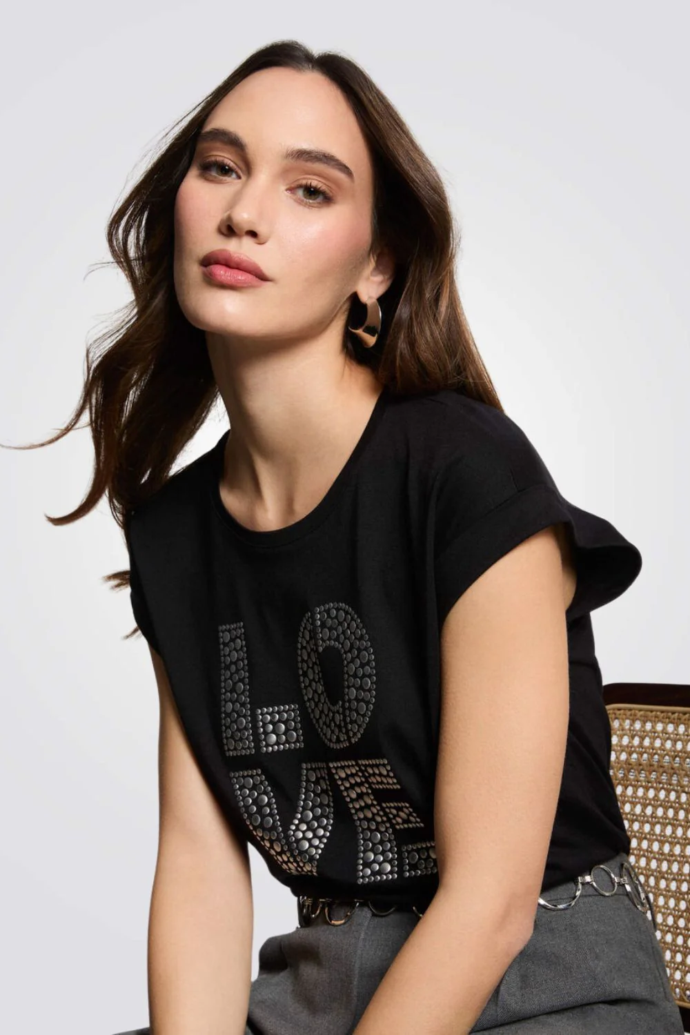 טישירט LOVE עם עיטור ניטים - Image 6